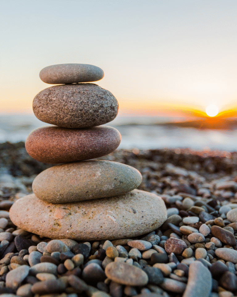 Gestapelde stenen bij zonsondergang