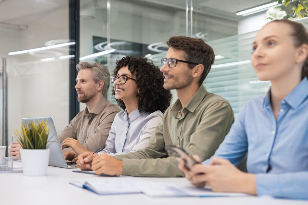 Vier personen tijdens een training