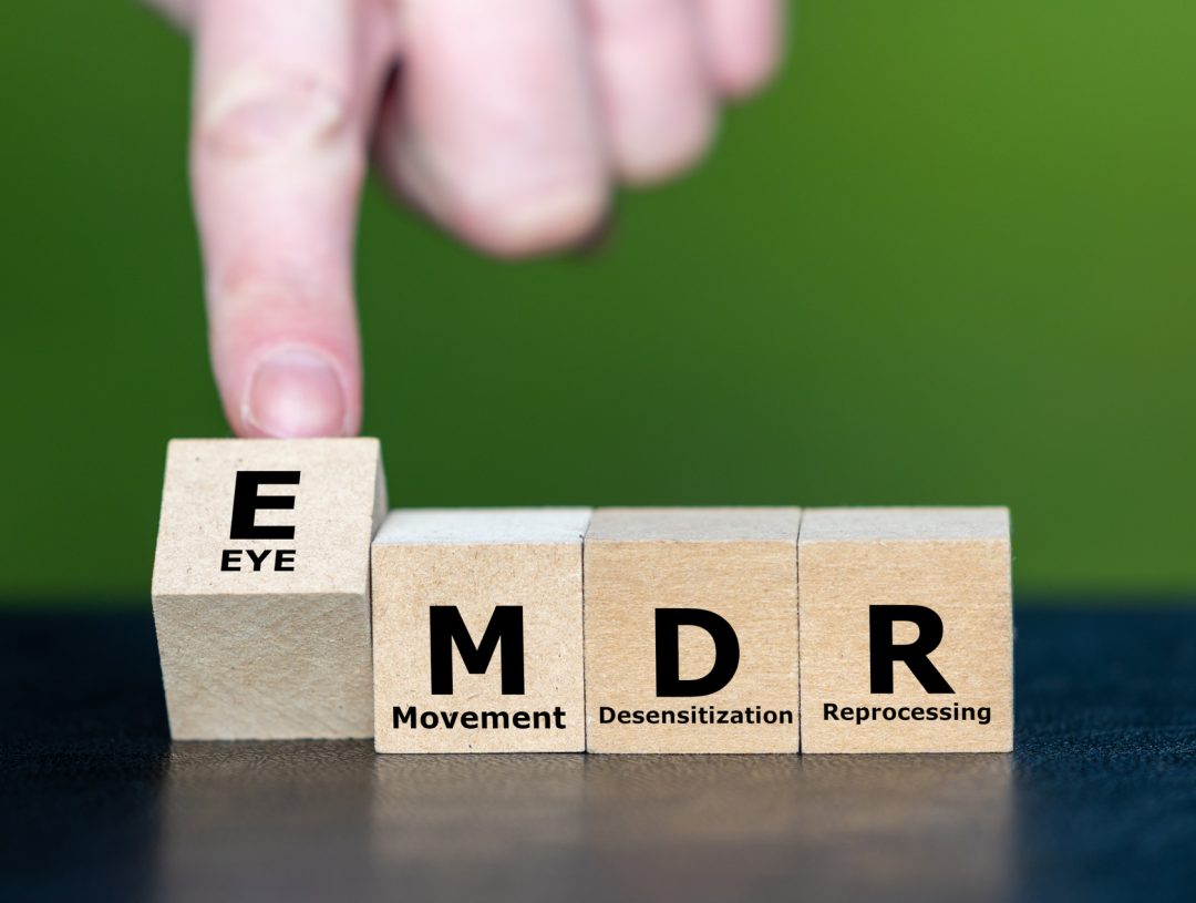 EMDR Kubussen vormen de expressie EMDR, wat staat voor Eye Movement Desensitization and Reprocessing. EMDR is een psychotherapeutische behandeling die is ontworpen om de pijn te verlichten die gepaard gaat met traumatische herinneringen.